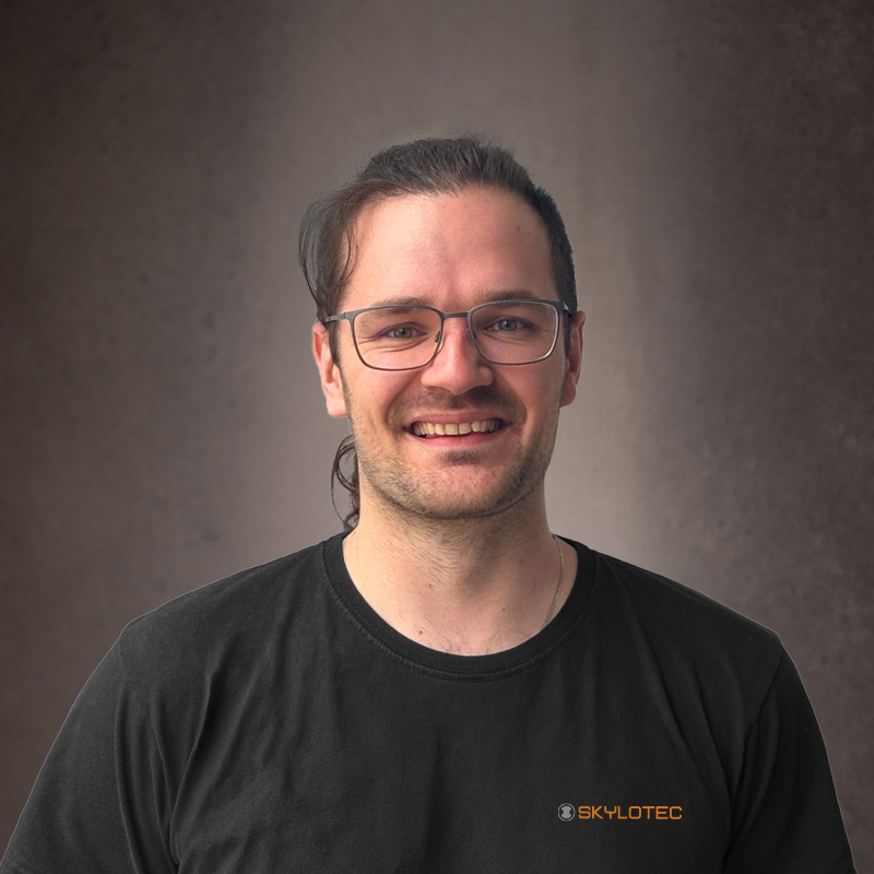 Person, Brille, Casual, Schwarzes T-Shirt, Skylotec Logo