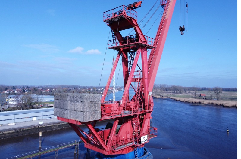 Schiffskran, Krane, Schiffslade, Rotorange Stahl, Hafenbauwerk