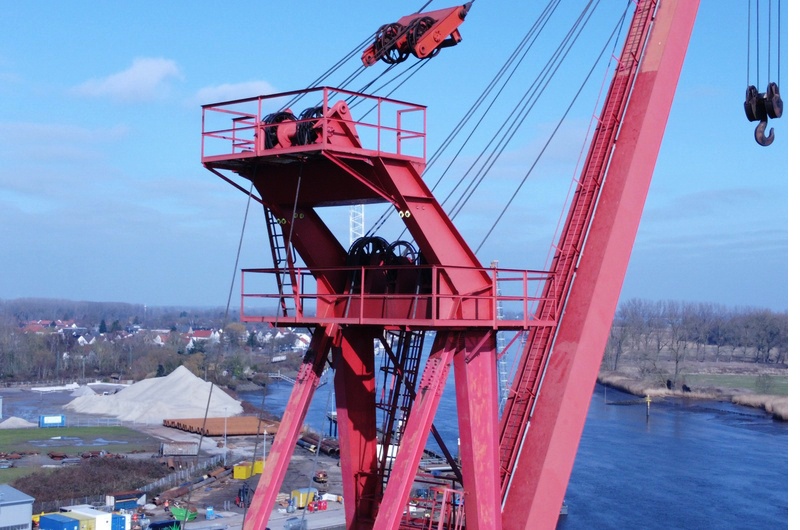 Kranausleger, Kran, Schiffskran, Roter Stahl, Seilzug
